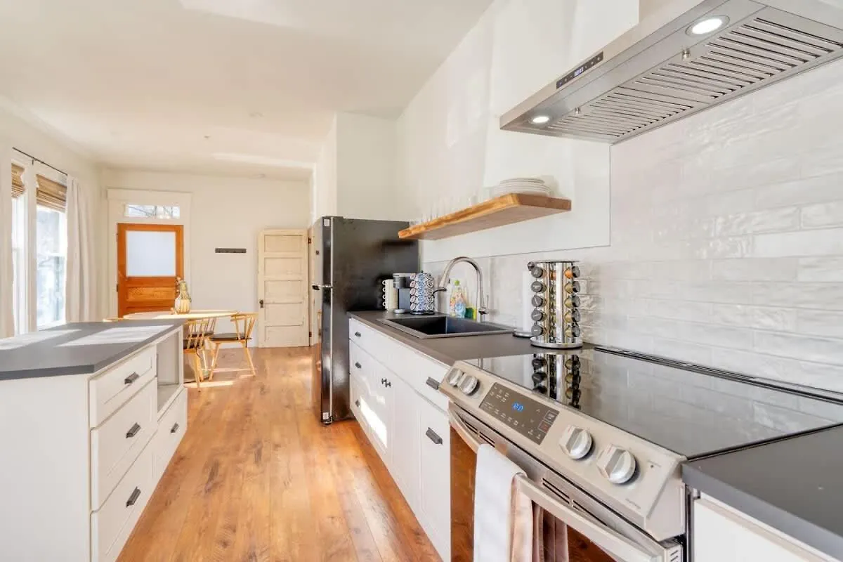 Stay Portland - The Charmante Suite- Breweries & Boutiques Daire